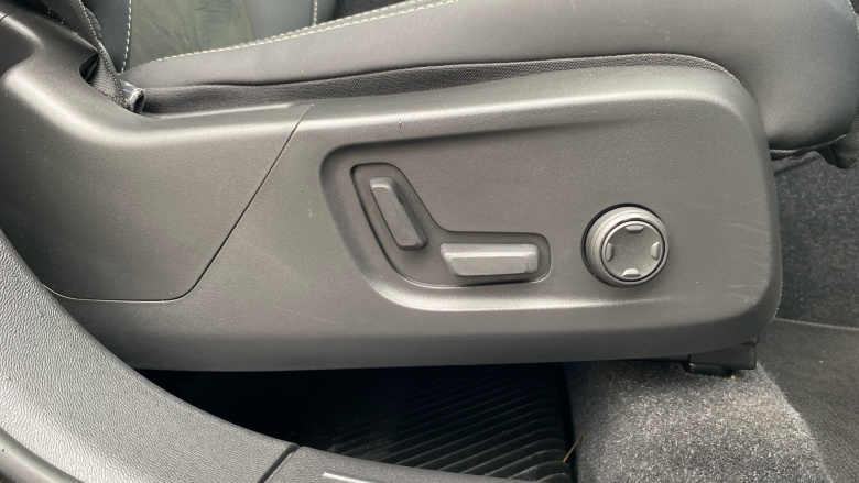 Volvo XC40 2.0 B4P Ultimate Dark 5dr Auto Petrol Estate